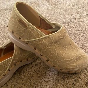 DANSKO Size 40 Pro floral denim botanical
vegan clogs